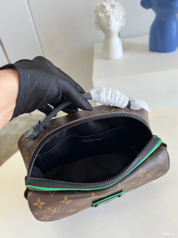S VUITTON LOCK LOUIS MESSENGER 0819